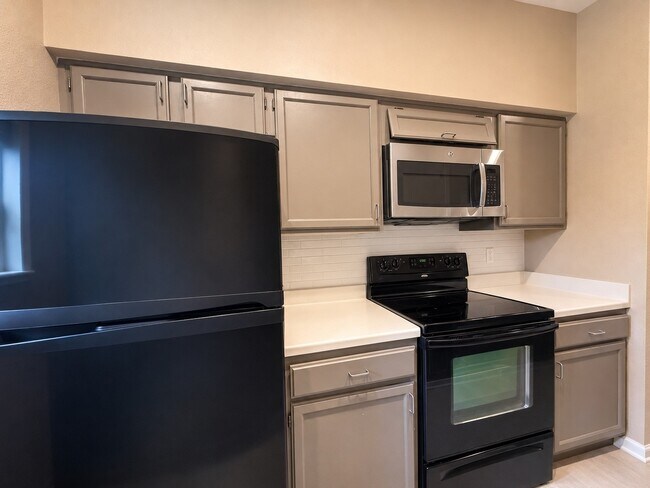 Building Photo - 17659 Red Oak Dr