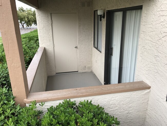 Building Photo - Downstairs 2-Bedroom Condo in Central Las ...