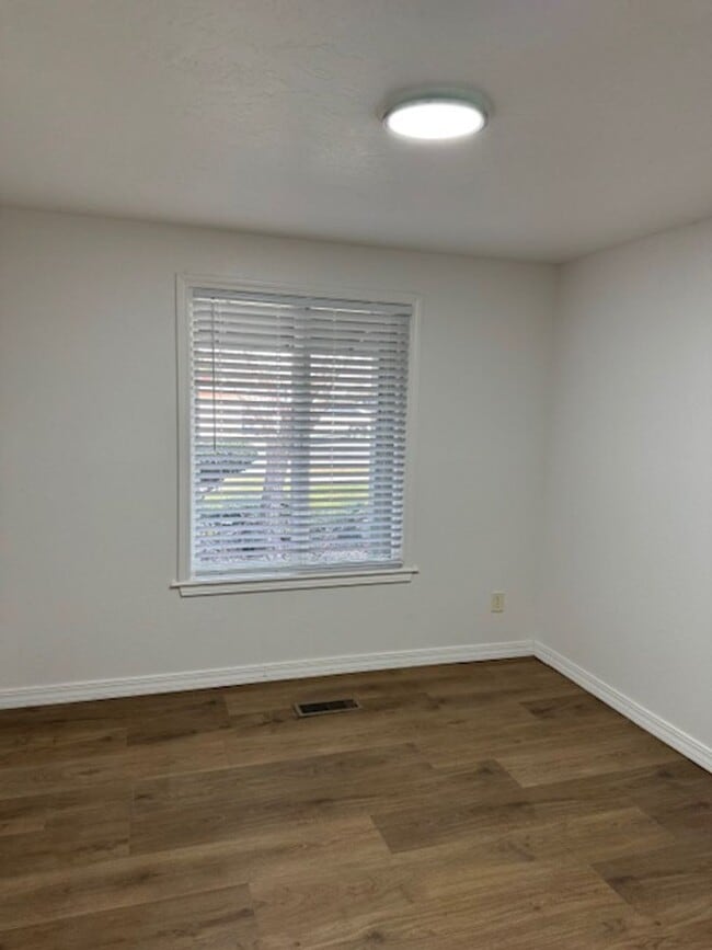 Building Photo - AVAILABLE NOW!!  LARGE, REMODELED 3 BEDROOM HOME / LARGE FENCED YARD