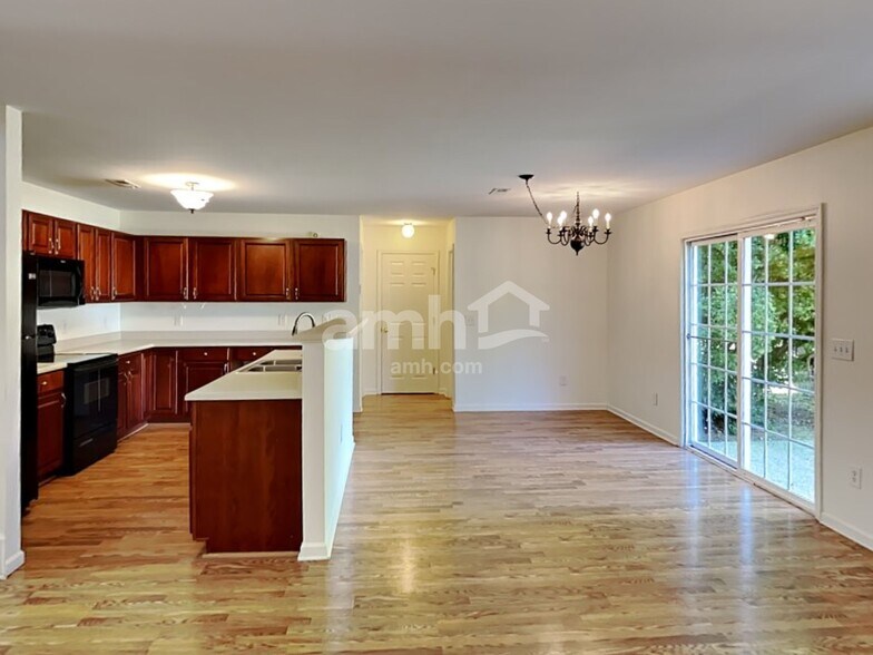 Building Photo - 1042 Vanguard Dr