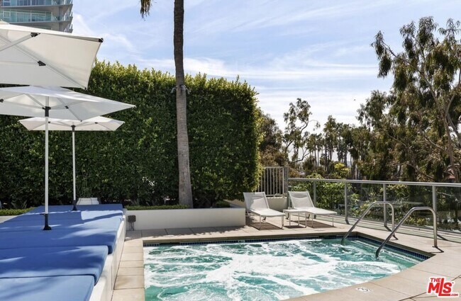 Building Photo - 13700 Marina Pointe Dr