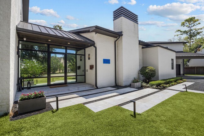 Building Photo - 12427 Pebblebrook Dr