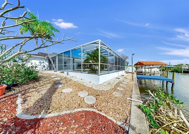 Building Photo - 6511 Santiago Ct