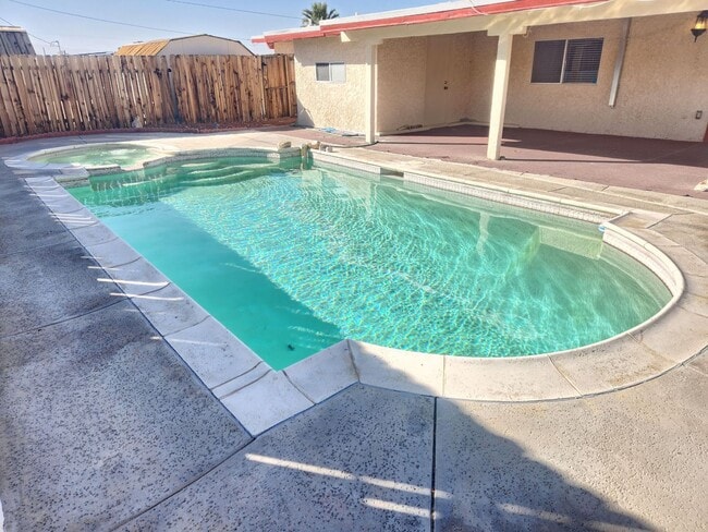 Building Photo - Beautiful 3 bedroom 2 Bath home in Indian Cove with a POOL!