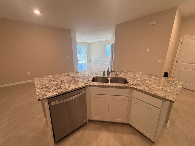 Building Photo - Charming House with tons of Amenities (all...