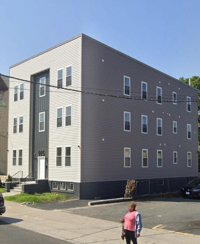 Primary Photo - 913-915 Grove St