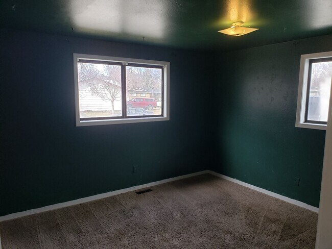 Building Photo - Available NOW - North End 3 bed 2 bath with a Fenced Yard