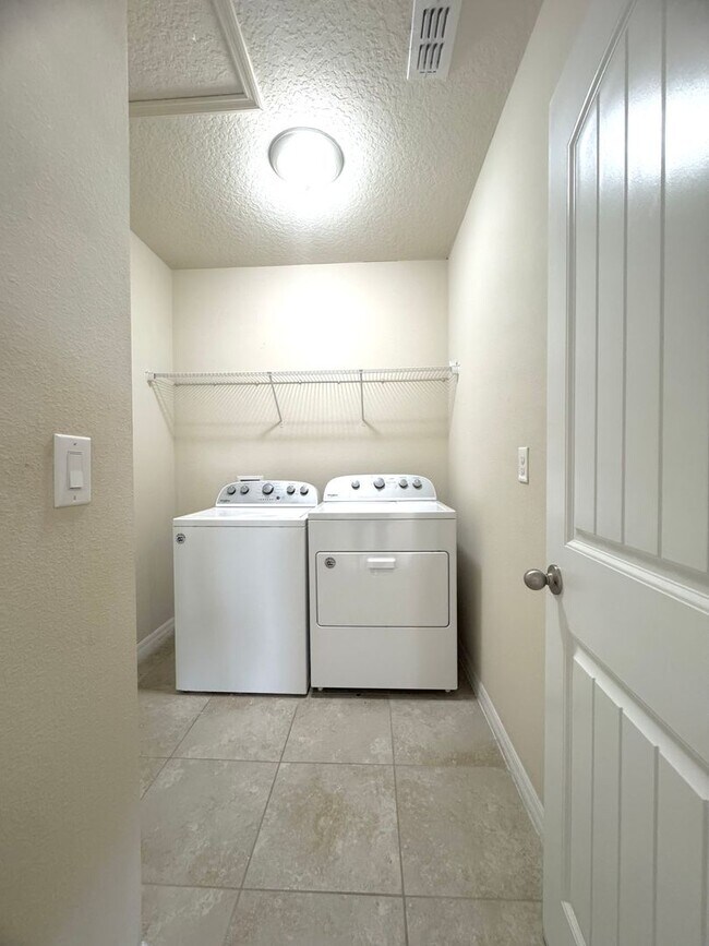 Building Photo - Large 4/3.5 Home located in Waterleigh! Do...