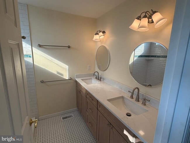 Building Photo - 15 W Floral Ave