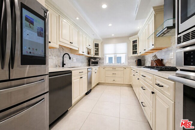 Building Photo - 4733 La Villa Marina