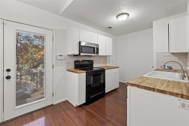 Building Photo - 1015 E Yager Ln