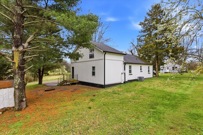 Building Photo - 613 Pearson Springs Rd