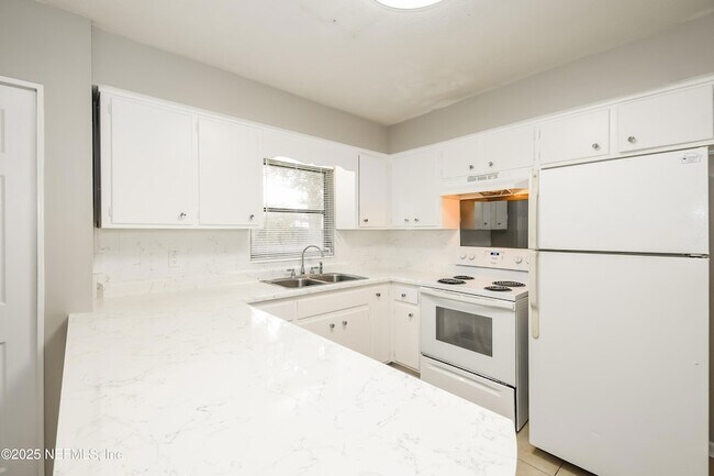 Building Photo - 5822 Jaguar Dr W