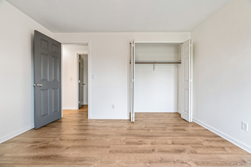 Building Photo - 404 Hillview Dr