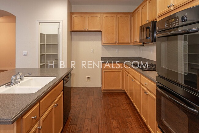 Building Photo - MANTECA RENTAL 4 BEDROOM OUTDOOR PIZZA OVEN in beautiful rear yard