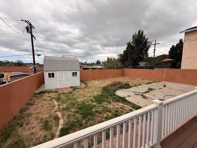 Building Photo - Bright and charming 2 Bedroom / 1 Bathroom home with tons of natural light and plenty of outdoor ...