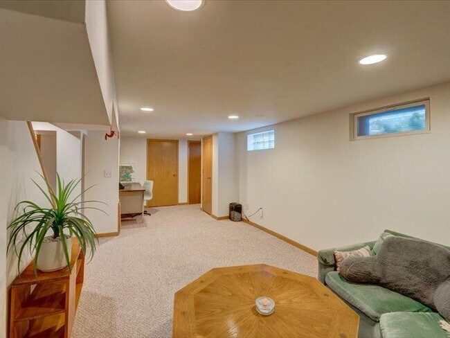 Building Photo - 201 N Owen Dr
