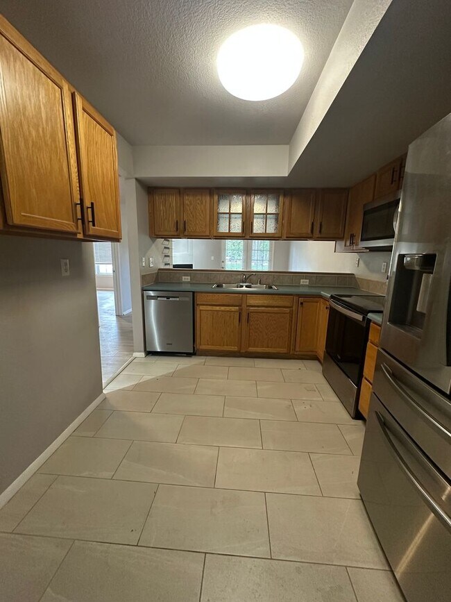 Building Photo - Amazing Ground Level 2 Bedroom!