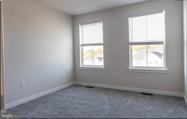 Building Photo - 71 Four Leaf Dr