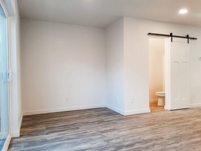 Building Photo - NEW 2 BED / 1.5 BATH TOWNHOME