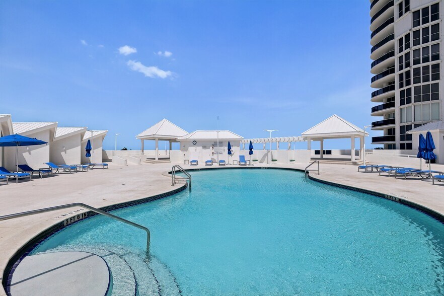 Building Photo - 16711 Collins Ave
