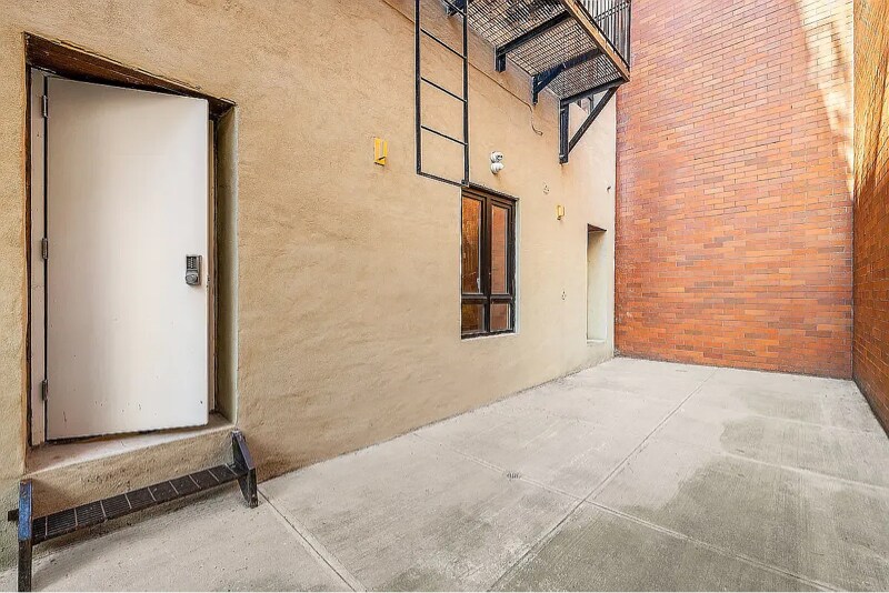 Building Photo - 223 E 96th St