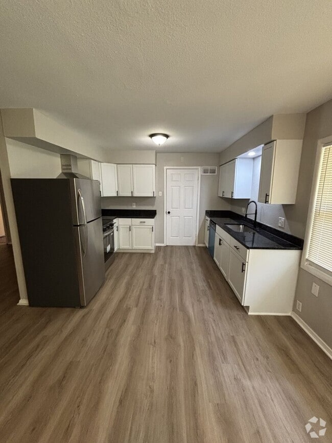 Building Photo - AVAILABLE NOW! 5 Bedrooms, 2 Bathrooms in ...