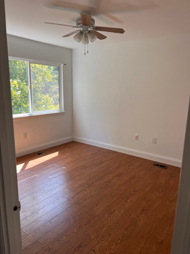 Building Photo - 7551 Woodbine Dr