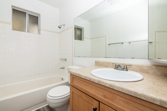 Building Photo - Granada Suites