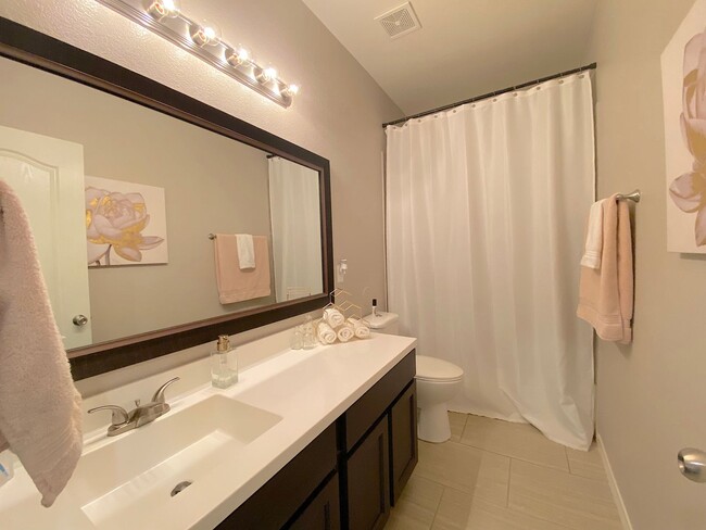 Building Photo - East El Paso 3 bed Refrig A/C w/office!