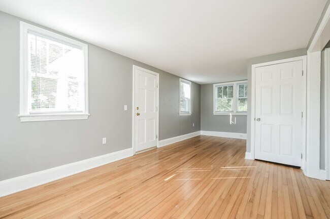 Building Photo - 4 bedroom / 1.5 bath in West Ashley ~ Move-in Today!