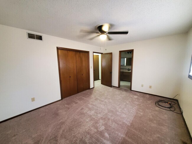 Building Photo - Spacious Derby home in Beautiful Mature Tr...