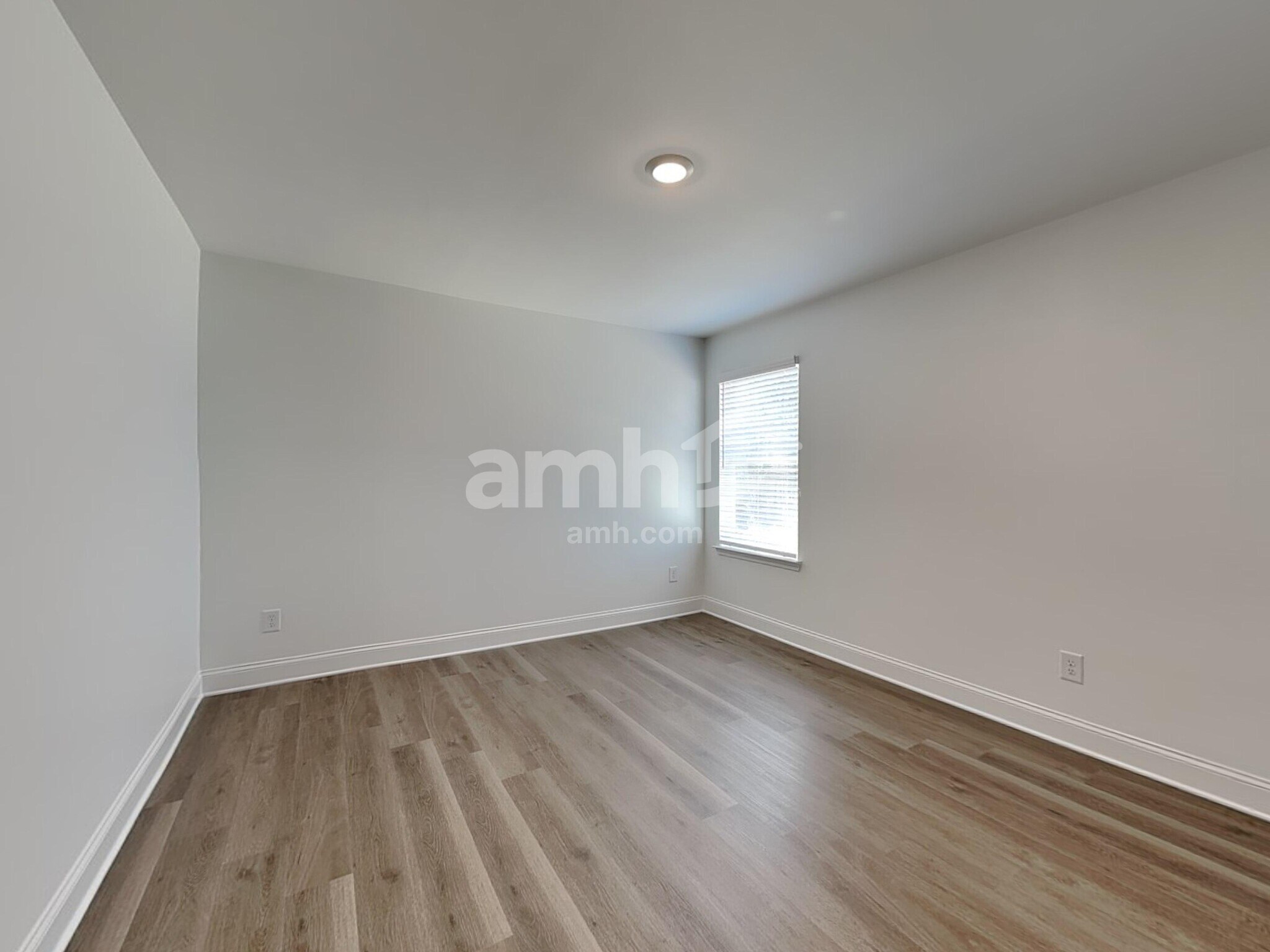 Building Photo - 472 Pointe Dr