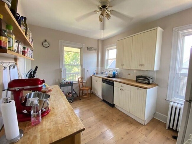 Building Photo - Central Mission Hill Location, Eat-in Kitchen, Massive Bedrooms, 2 Full Bathrooms, Laundry on a Site