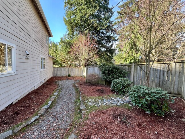 Building Photo - Edmonds 3bed 2.5 House with large yard clo...