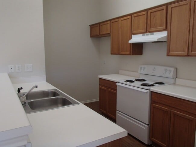Building Photo - Charming 3BD/ 2BA Duplex For Lease