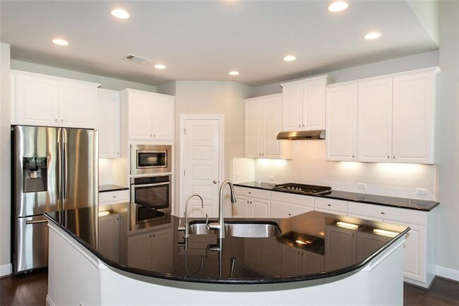 Building Photo - 15804 Cinca Terra Dr