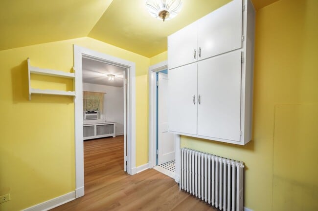Building Photo - Quaint 1 Bedroom/1 Bathroom Cottage Style Apartment in Richmond ***Available NOW***