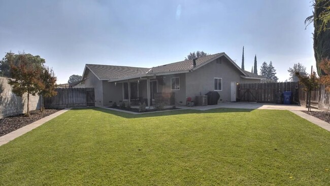 Building Photo - Beautiful Single Story Home Ready To Be Ca...