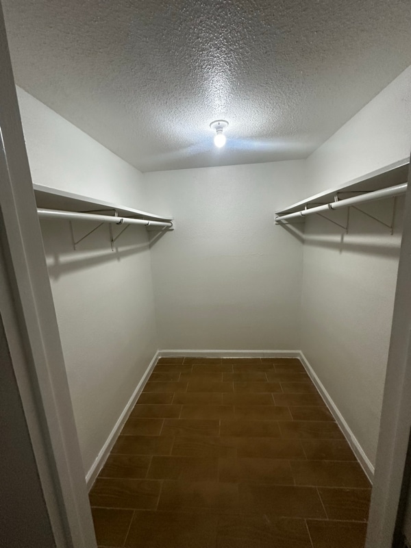 Building Photo - 9797 Leawood Blvd