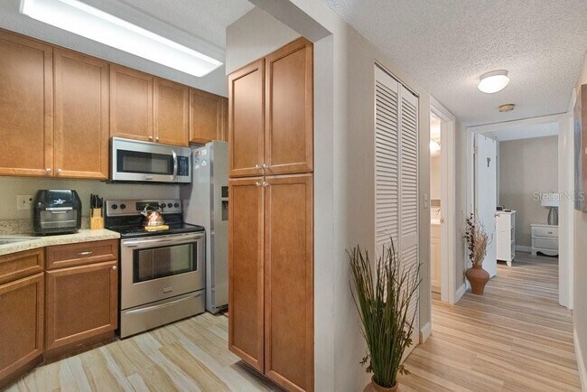 Building Photo - 1372 Pine Ridge Cir E