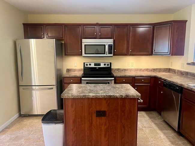 Building Photo - One- level 3bedroom /2bath  living with 2 ...