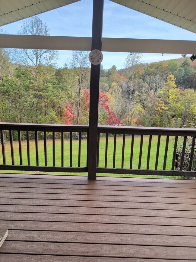 Building Photo - Beautiful 3 Bedroom 2 Bath Home in quiet r...