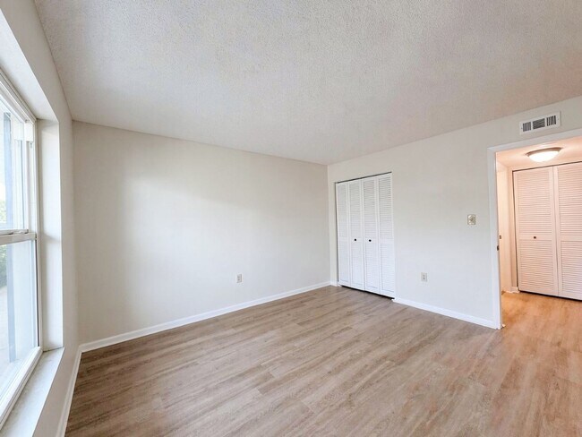 Building Photo - AVAILABLE NOW! Beautifully Renovated First-Floor Condo with Peaceful Screened Lanai