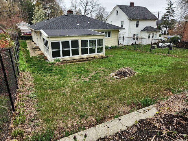 Building Photo - 14 Oakwood Rd