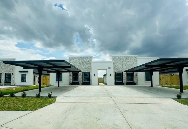 Building Photo - 2012 Selena St