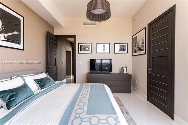 Building Photo - 15901 Collins Ave