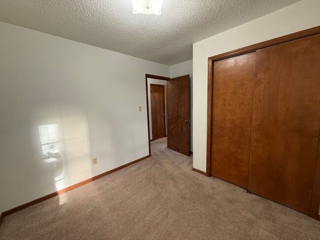 Building Photo - Nice 2 bedroom 2 bath duplex