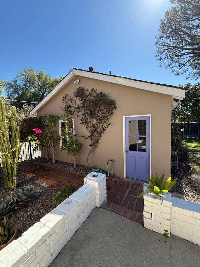 Building Photo - Beautiful, Ranch-Style, 4 Bedroom, 2 Bathroom Northridge Home Available For 1 Year Lease