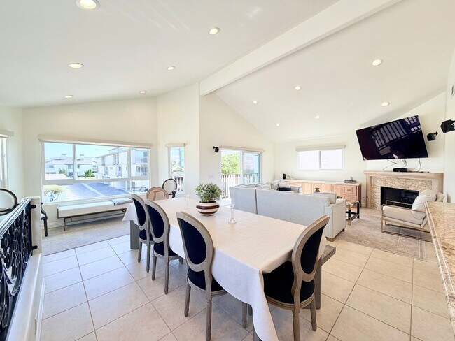 Building Photo - 3953 Sunset Ln